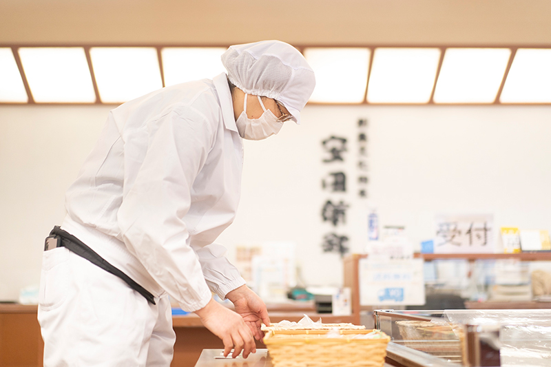 老舗の看板で伝える、米粉が入ったパンの味わい